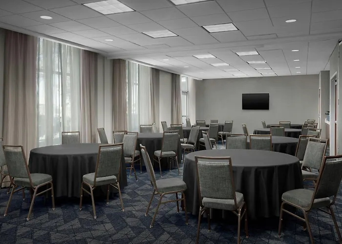 Fairfield And Phoenix Fashion Center Hotel 3*